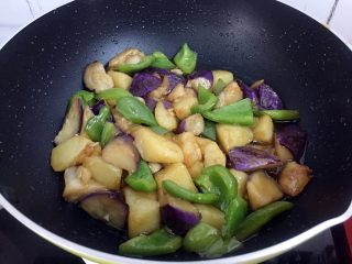 18、地三鲜,翻炒均匀即可出锅