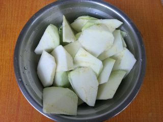 1、地三鲜,茄子去皮，切成坡刀块，放入1勺盐拌匀腌制。