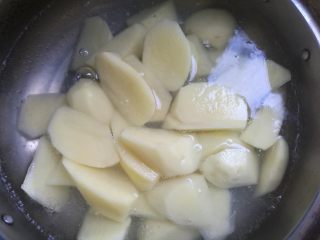 4、地三鲜,锅做热水烧开，下土豆煮至变色。