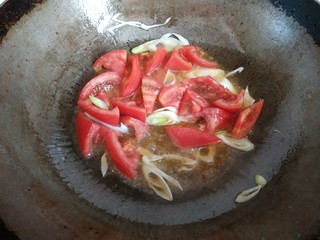 6、西红柿青椒土豆片,放入西红柿翻炒一会儿，炒出红汁