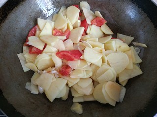 7、西红柿青椒土豆片,放入土豆片翻炒