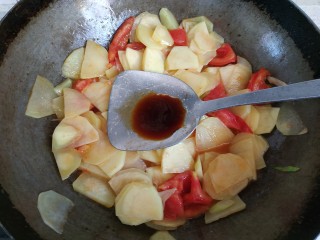 8、西红柿青椒土豆片,把土豆片翻炒至透明，放入一勺生抽翻炒