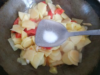 9、西红柿青椒土豆片,加入适量盐翻炒