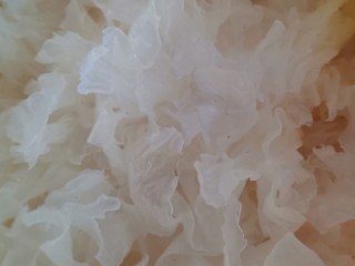 2、红枣银耳羹,撕成小朵