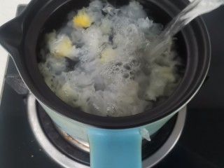 4、红枣银耳羹,多加一点水大火煮开，小火煮30分
