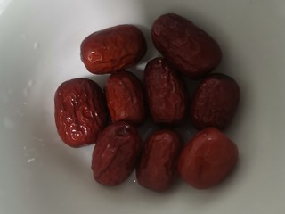 5、红枣银耳羹,准备红枣