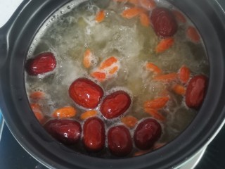 9、红枣银耳羹,在煮10分