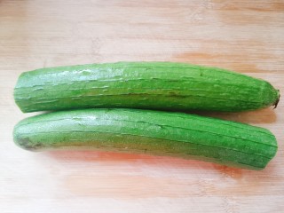 1、丝瓜炖豆腐,准备一根丝瓜