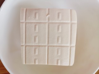 2、丝瓜炖豆腐,准备一块嫩豆腐
