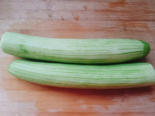 3、丝瓜炖豆腐,将丝瓜消去外皮洗净备用