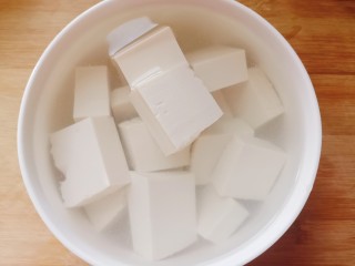 4、丝瓜炖豆腐,豆腐切块用温盐水泡二十分钟去除豆腥味