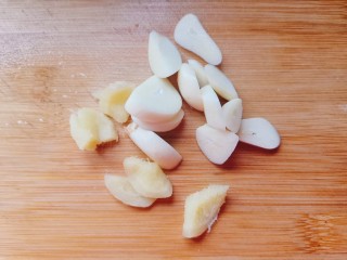 6、丝瓜炖豆腐,姜蒜切片