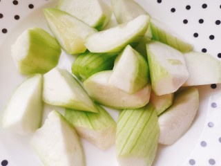 7、丝瓜炖豆腐,丝瓜切成滚刀块