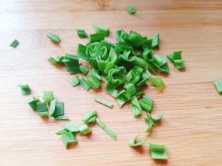 8、丝瓜炖豆腐,蒜苗切末备用