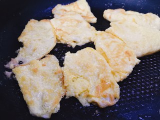 11、丝瓜炖豆腐,鸡蛋煎成两面金黄即可，切成小块盛出备用