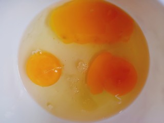 9、丝瓜炖豆腐,鸡蛋打入碗中加适量料酒打散备用