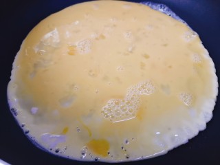 10、丝瓜炖豆腐,起锅烧热加适量食用油，先将鸡蛋煎熟