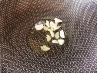 12、丝瓜炖豆腐,另起锅烧热加适量食用油，爆香姜蒜片