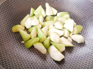 13、丝瓜炖豆腐,加入丝瓜稍微翻炒两下