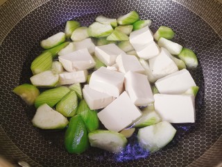 14、丝瓜炖豆腐,加适量清水，再加入豆腐