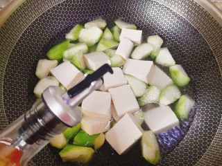 15、丝瓜炖豆腐,加适量料酒