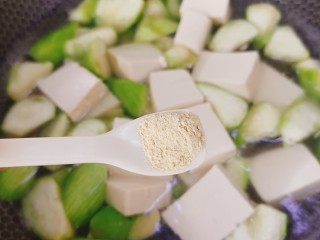 16、丝瓜炖豆腐,适量胡椒粉