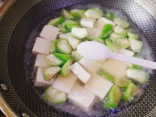 17、丝瓜炖豆腐,适量盐