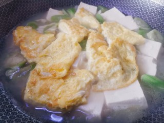 18、丝瓜炖豆腐,再把煎好的鸡蛋加入一起煮制汤汁奶白色，豆腐入味即可关火出锅