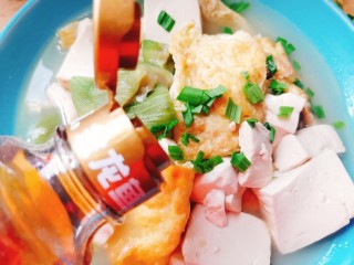 21、丝瓜炖豆腐,出锅装盘，加适量麻油提香