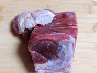 1、牛腩萝卜汤,准备好牛腩肉。