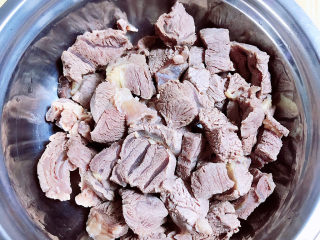 4、牛腩萝卜汤,将牛腩洗干净待用。