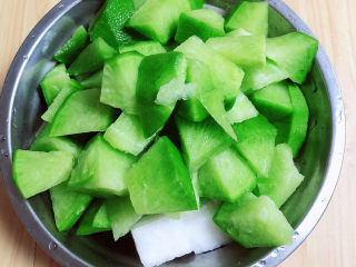 5、牛腩萝卜汤,准备好萝卜，水果萝卜和白萝卜块。