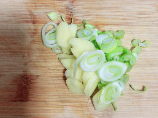 6、牛腩萝卜汤,准备好葱姜待用。