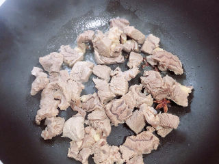 8、牛腩萝卜汤,倒入牛腩块翻炒均匀。