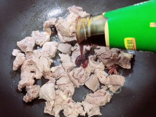 9、牛腩萝卜汤,倒入料酒、蚝油、生抽，翻炒均匀。