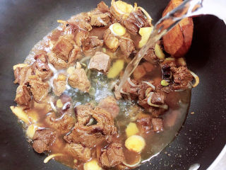 11、牛腩萝卜汤,锅中倒入水，大火烧开锅。