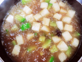 13、牛腩萝卜汤,放入两勺盐，搅拌均匀。