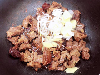 10、牛腩萝卜汤,放入葱姜，翻炒均匀。