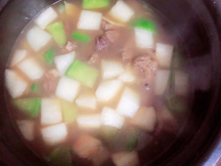 14、牛腩萝卜汤,将食材倒入高压锅中，选择牛肉键，45分钟即可压好了。