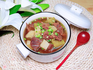 16、牛腩萝卜汤,撒上点蒜苗，养生又健康！