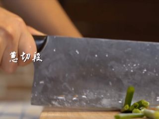 2、快速简单，西红柿炖牛腩,葱切段，姜切片，切切切