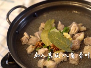 6、快速简单，西红柿炖牛腩,煮水，加入牛腩，加入葱段、姜片、八角、香叶，大火煮到水开