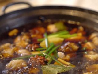 7、快速简单，西红柿炖牛腩,加入料酒、酱油