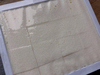 2、番茄豆腐汤,用刀划成块状。