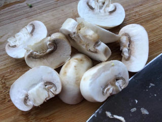 4、番茄豆腐汤,蘑菇浸泡后洗干净切片。