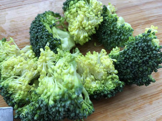 5、番茄豆腐汤,西兰花洗干净后撕小朵。