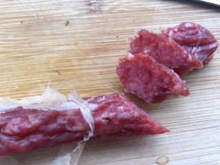 6、番茄豆腐汤,香肠去肠衣切片。