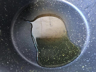 7、番茄豆腐汤,锅里倒入油。