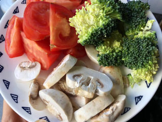 8、番茄豆腐汤,下入切好的食材。