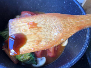 11、番茄豆腐汤,放入蚝油翻炒片刻。